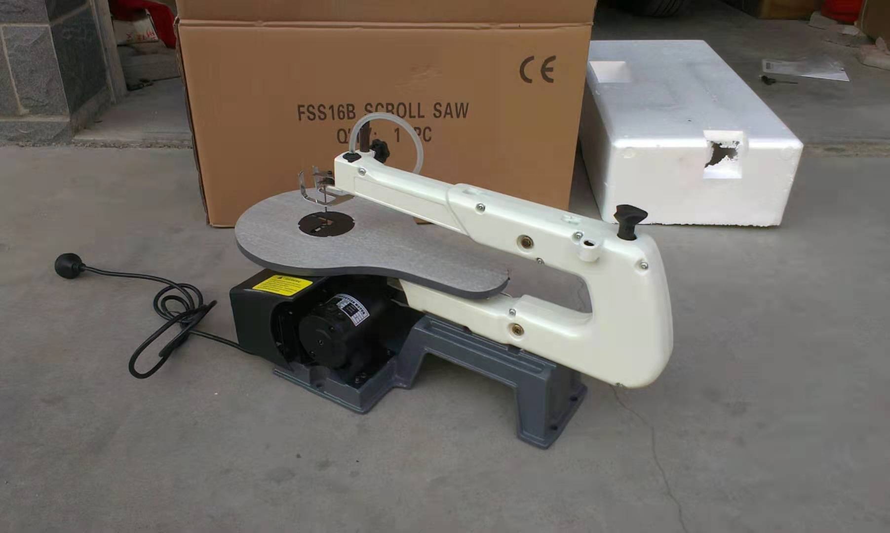 Wood Cutting Industrial Deskto - огляд і ціна Woodworking Saw